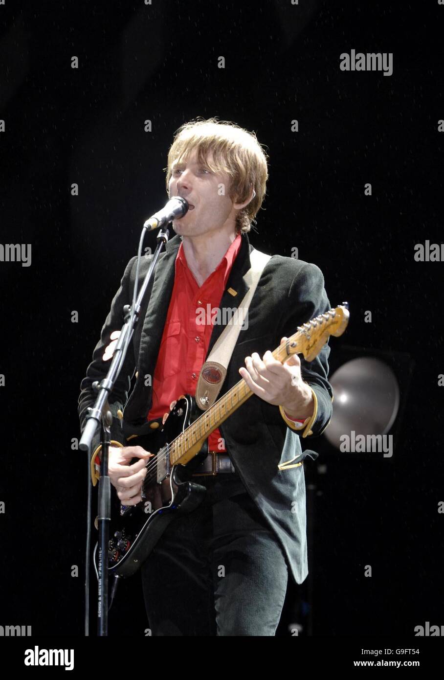 Sänger Alex Kapranos von der schottischen Band Franz Ferdinand beim Carling Reading Festival, Reading, auf der Hauptbühne. Stockfoto