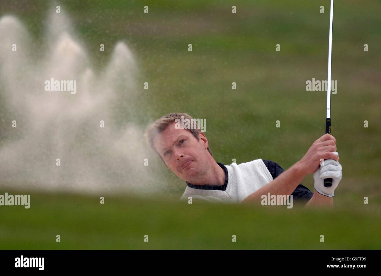 Andrew Crerar trifft während der Gleneagles Scottish PGA Championship in Gleneagles aus einem Bunker am vierten Loch. Stockfoto