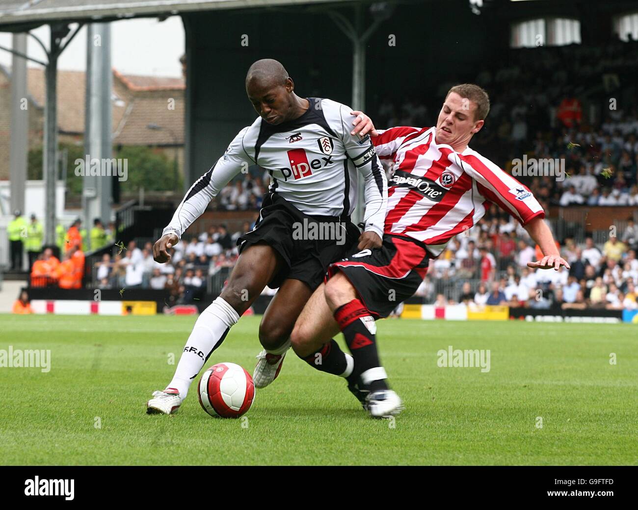 Chris Armstrong von Sheffield United und Luis Boa Morte von Fulham Für den Ball Stockfoto