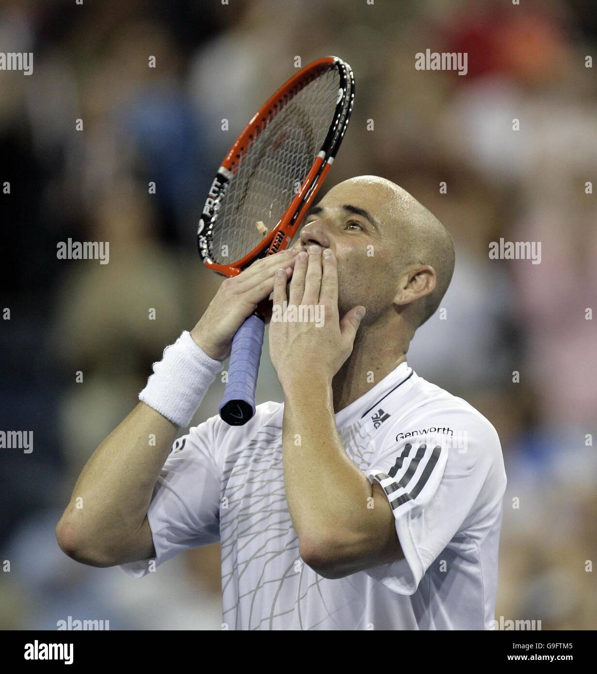 Eine emotionale Andre Agassi feiert nach dem Gewinn seiner ersten Vorrundenspiel gegen Andrei Pavel bei den US Open in Flushing Meadow, New York. Nach dem Turnier ist er in den Ruhestand vom Tennis. Stockfoto