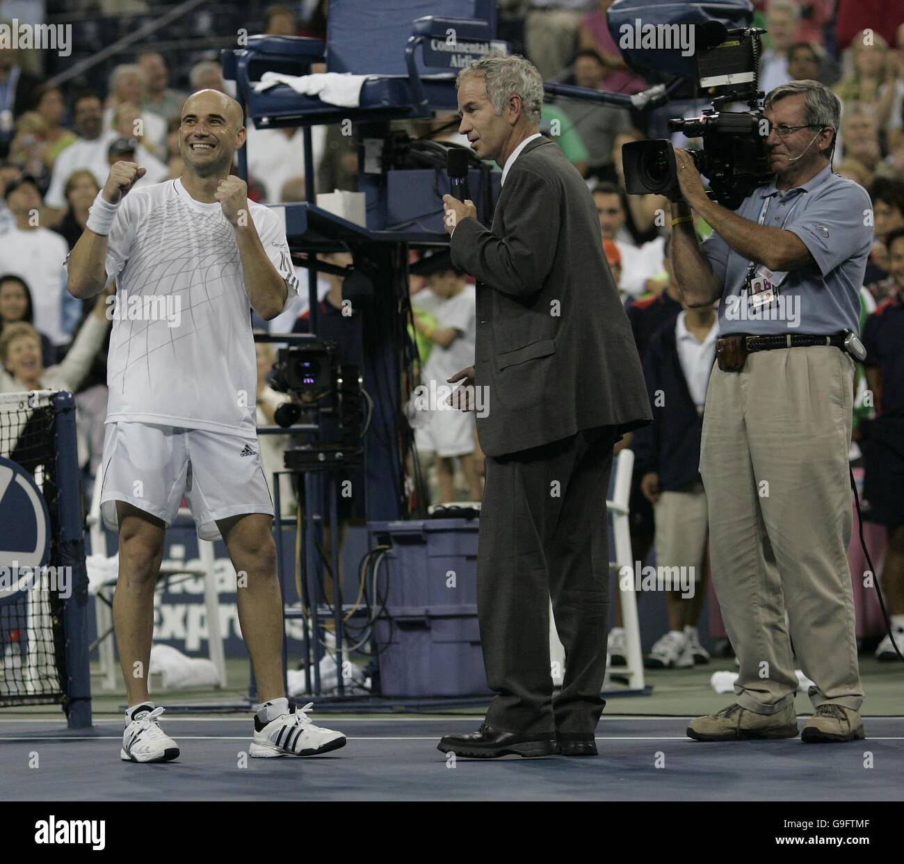 Eine emotionale Andre Agassi (links) feiert nach dem Gewinn seiner ersten Vorrundenspiel gegen Andrei Pavel bei den US Open in Flushing Meadow, New York. Nach dem Turnier ist er in den Ruhestand vom Tennis. Stockfoto