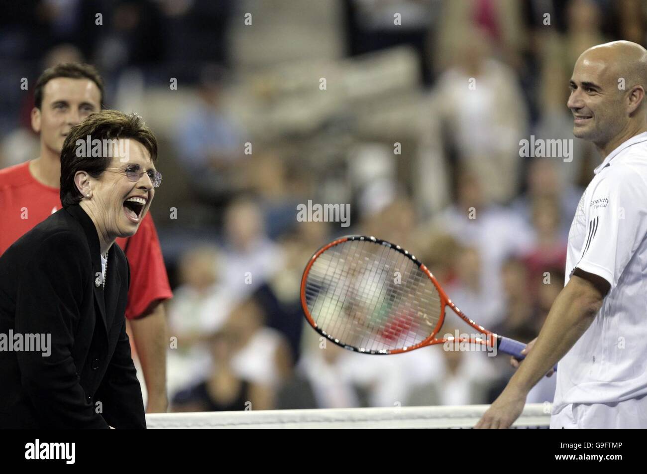 Billie Jean King (links) scherzt mit dem US-Amerikaner Andre Agassi über den Münzwurf vor seinem Spiel gegen Andrei Pavel während der US Open in Flushing Meadow, New York. Nach dem Turnier soll er sich vom Tennis zurückziehen. Stockfoto