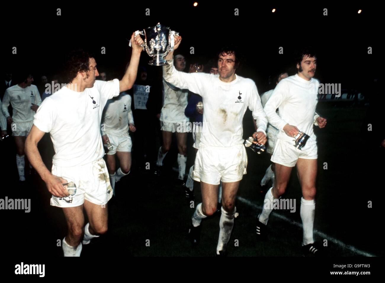 (L-R) die Tottenham Hotspur's Martin Chivers, Mike England und Cyril Knowles feiern nach ihrem 1:0-Sieg mit dem League Cup Stockfoto