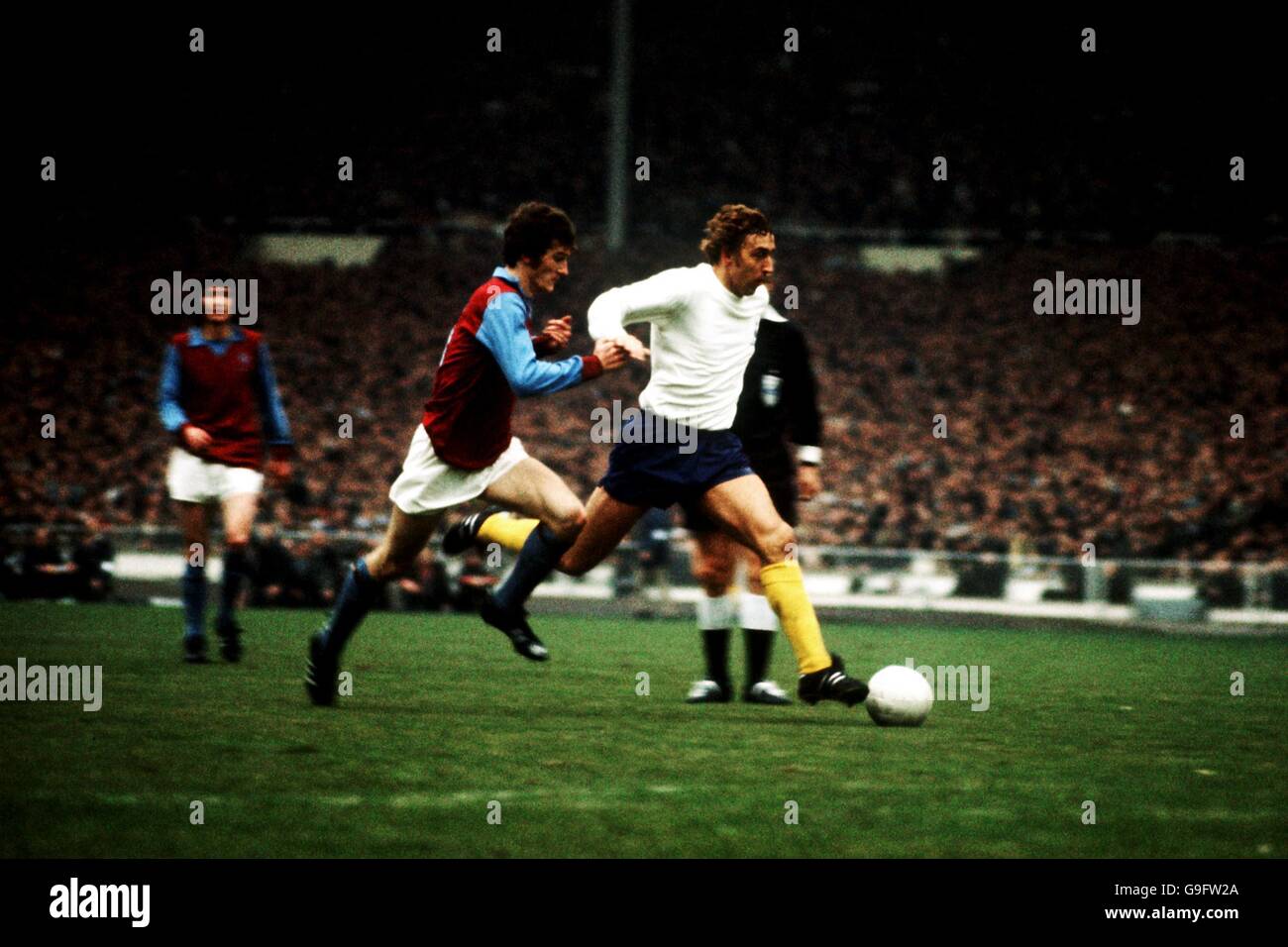 Fußball – Finale des Football League Cup – Aston Villa gegen Tottenham Hotspur. Martin Chivers von Tottenham Hotspur (r) versucht, Fred Turnbull von Aston Villa zu entfliehen (l) Stockfoto