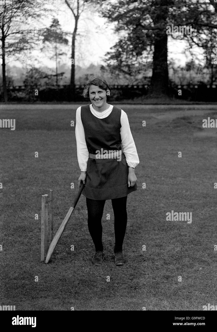 Miss Mary Turner, das 18-jährige Mädchen Cricketspieler, dessen Hurrikan Scoring hat eine Sensation verursacht, gilt als die beste Mädchen Fledermaus im Land. Miss Turner spielt Cricket, seit sie elf Jahre alt war, und zum ersten Mal gelernt, als sie eine Schülerin am Roedean College war. Sie ist gerade dem berühmten Cuckoo Club in Cobham, Surrey beigetreten. Das Bild zeigt Miss Mary Turner während des Trainings im Garten ihres Surrey-Hauses. Stockfoto