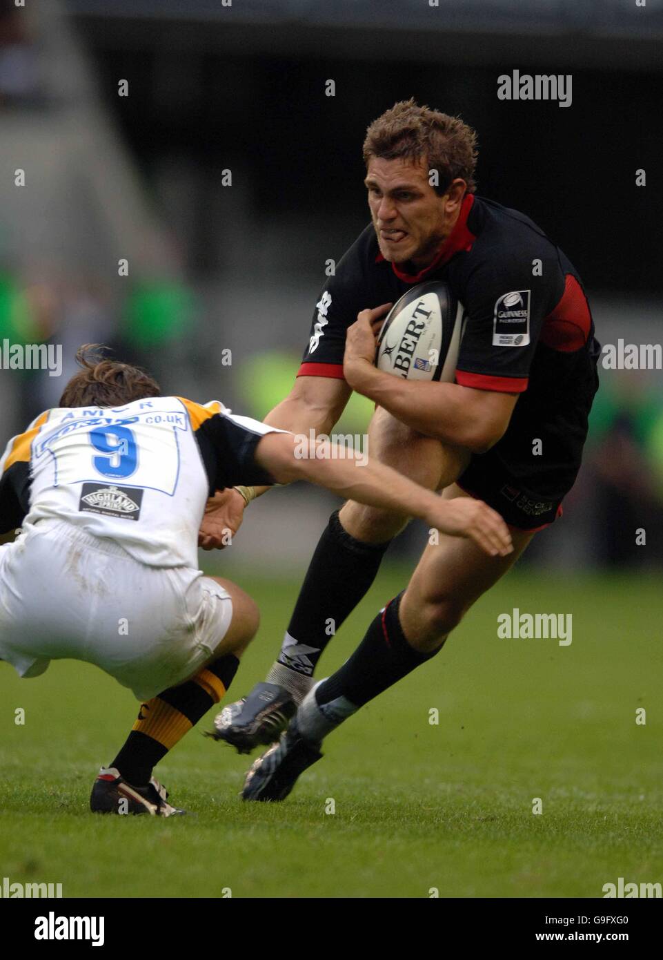 Rugby Union - Guinness Premiership - Saracens gegen London Wasps - Twickenham. Saracens' Ben Johnson wird von Dave Walder, einem Londoner Wespen, angegangen Stockfoto