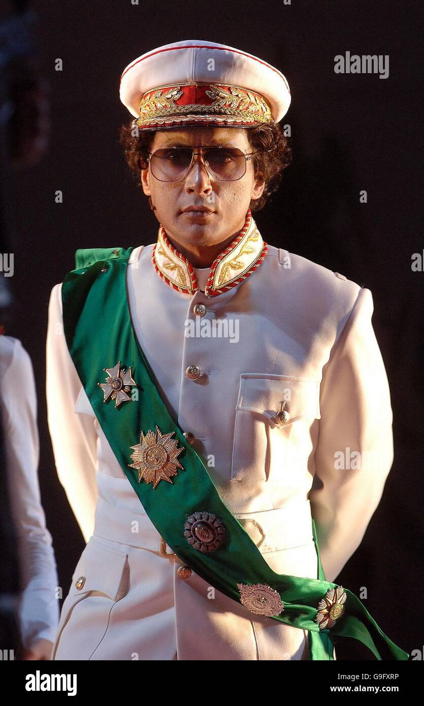 Ramon Tikaram (rechts) auf der Bühne während einer Kleidersanierung für Gaddafi: A Living Myth, einer musikalischen Produktion der English National Opera im London Coliseum. Stockfoto