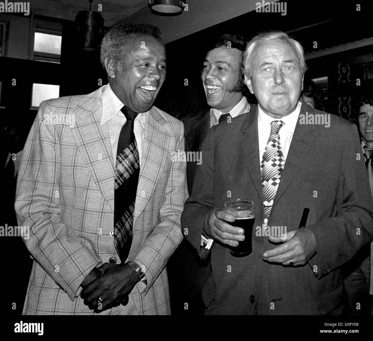 Premierminister Harold Wilson (rechts) teilt einen Witz mit dem Komiker Charlie Williams (links) und Tänzer Peter Gordeno (Mitte) Stockfoto