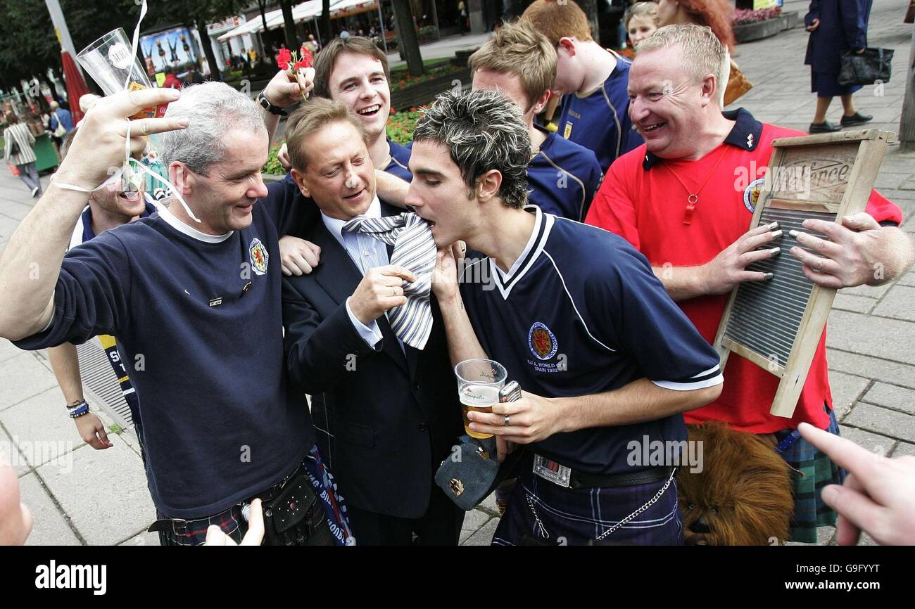 Fußball - Schottland Fans - Kaunas, Litauen.. Der Besitzer des Hearts Football Clubs Vladimir Romanov trifft schottische Fans in Kaunas, Litauen. Stockfoto