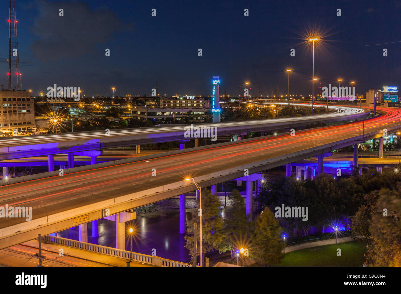 Licht vom Auto Schlieren auf der Interstate 45 durch Houston in der Nacht Stockfoto
