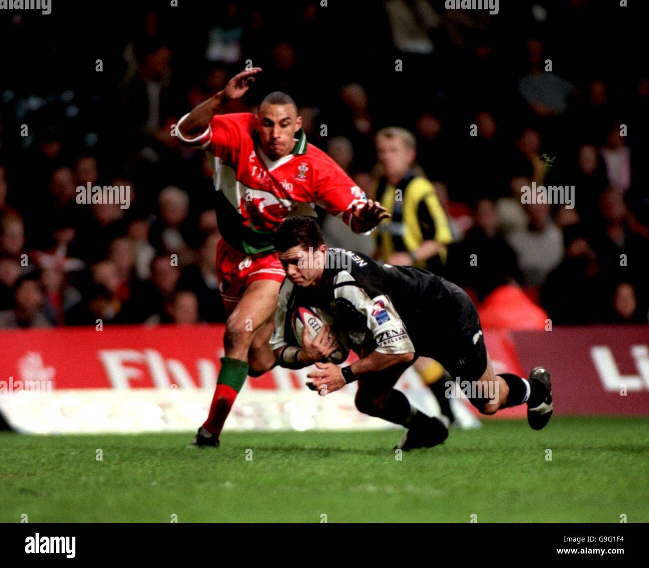 Rugby League - 2000 World Cup - Gruppe zwei - Wales gegen Neuseeland. Anthony Sullivan (l) von Wales versucht, den neuseeländischen Henry Paul (r) zu stoppen, der für einen Versuch hinübertaucht Stockfoto