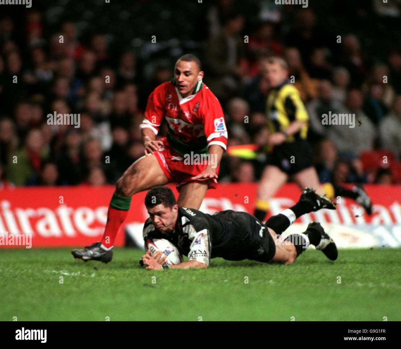 Wales' Anthony Sullivan (l) versucht, den neuseeländischen Henry aufzuhalten Paul (r) taucht rüber für einen Versuch Stockfoto