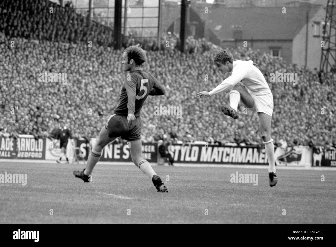 Fußball - Football League Division One - Leeds United gegen Chelsea. Allan Clarke (r) von Leeds United feuert einen Schuss an Chelsea's John Dempsey (l) Stockfoto