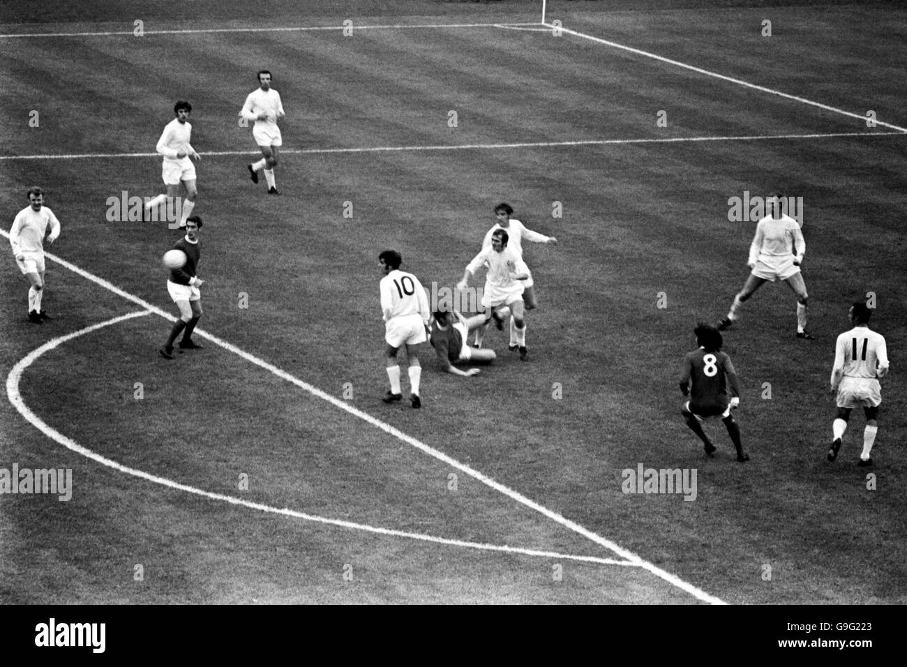 Terry Cooper von Leeds United (fünfte R) und Norman Hunter (vierte R) vor Brian Kidd von Manchester United (am Boden), beobachtet von Teamkollegen Billy Bremer, Peter Lorimer, Paul Reaney, Mick Bates, Jack Charlton und Paul Madeley sowie Francis Burns von Manchester United (l) und George Best (r) Stockfoto