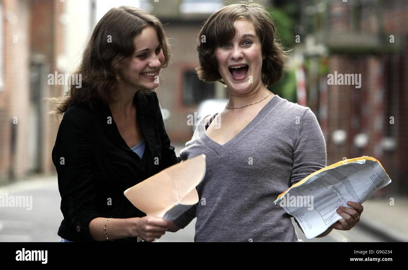 Die Zwillinge Becca (links) und Kate Massey-Chase aus Winchester feiern, nachdem sie beide am Peter Symonds' College in Winchester 3 A-Stufen erreicht haben. Stockfoto