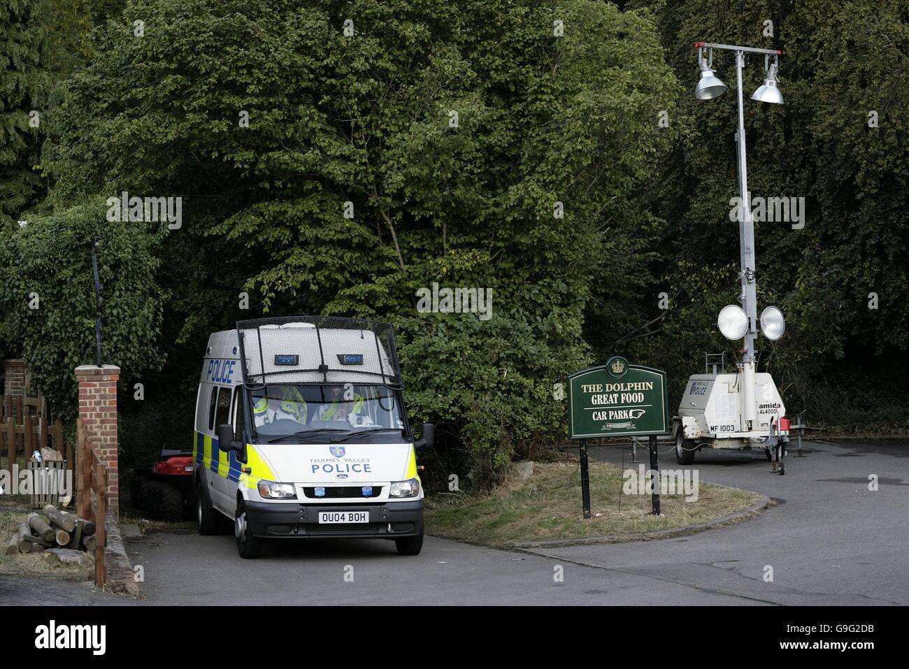Polizei bei King's Wood in High Wycombe, Buckinghamshire. Die Polizei, die den angeblichen Bombenanschlag eines Verkehrsflugzeugs untersucht, hat einen Koffer mit Komponenten gefunden, die für die Herstellung eines Sprengstoffgerätes benötigt werden, teilte die BBC heute Abend mit. Stockfoto