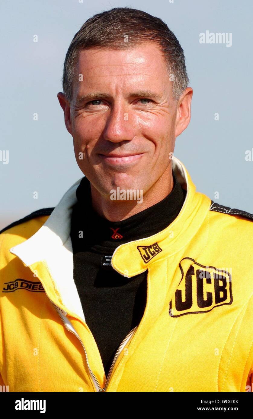 Wing Commander Andy Green. Ein britisches Team unter der Leitung von Wing Commander Andy Green - dem schnellsten Mann der Welt - startete heute die Ausschreibung, den internationalen Geschwindigkeitsrekord für ein Diesel-Fahrzeug zu brechen. Stockfoto