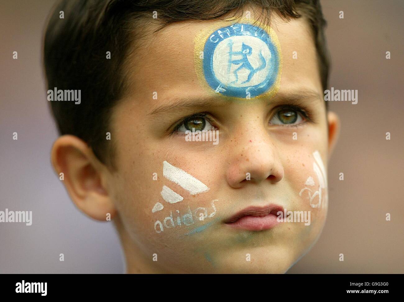 Fußball - FA Barclays Premiership - Chelsea / Manchester City - Stamford Bridge. Ein mit Gesicht bemalter Chelsea-Fan zeigt Unterstützung für seine Seite Stockfoto