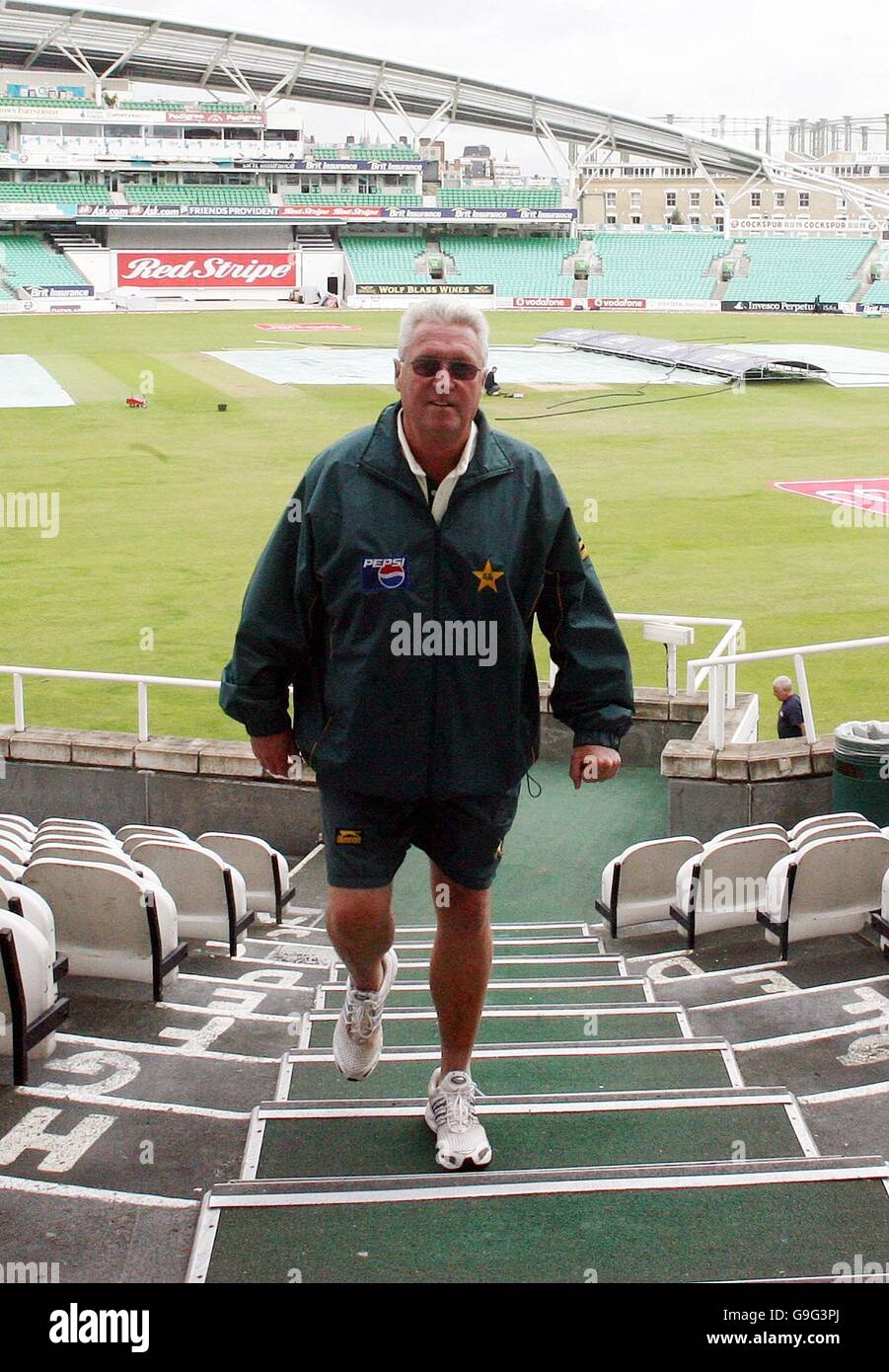 Der pakistanische Cricket-Trainer Bob Woolmer geht die Stufen des Pavillons am Oval hinauf, um seine Mannschaftsausrüstung abzuholen, nachdem der heutige fünfte Tag des Testspieles gegen England aufgegeben wurde. Stockfoto