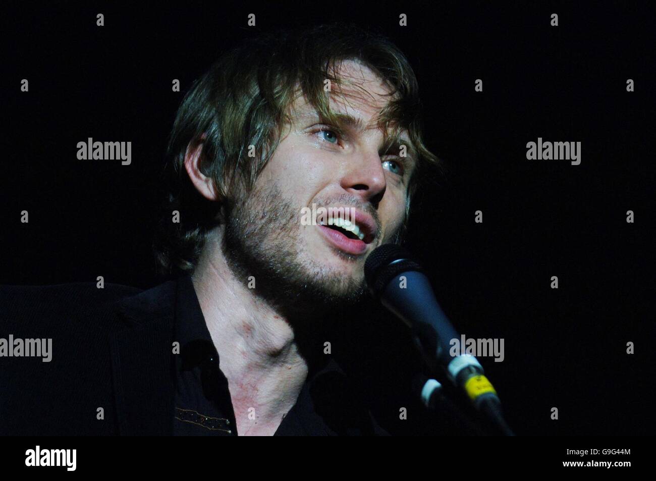 Alex Kapranos von der schottischen Band Franz Ferdinand im Konzert im Forum, Nord-London. Stockfoto