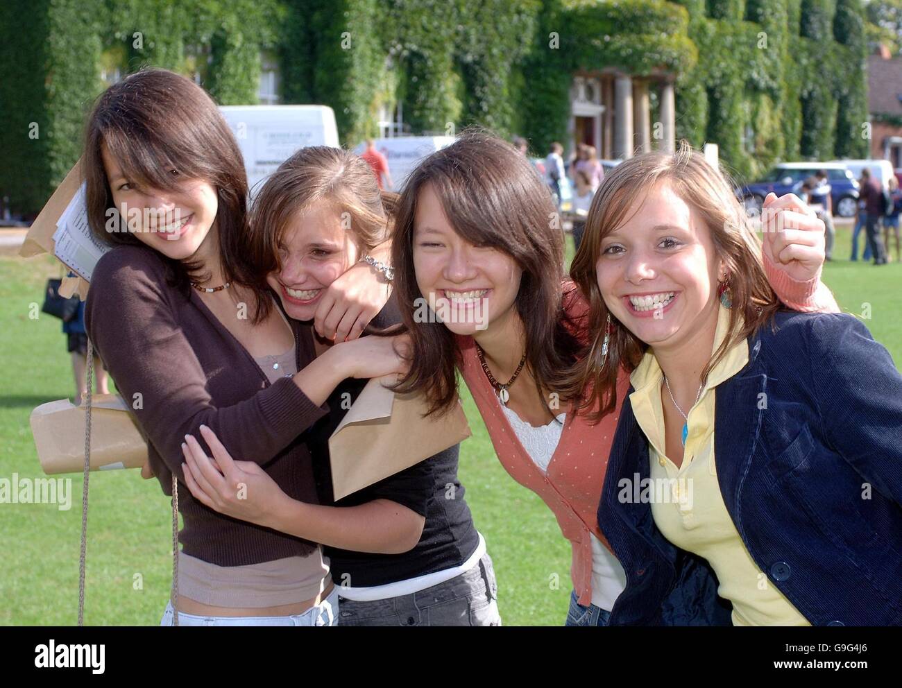 Die beiden Zwillingsgruppen der Stroud High School, (von links nach rechts) Katarina Smith, Hannah Bolton, Celeste Smith und Charlotte Bolton, feiern heute in der Schule ihre fast identischen GCSE-Ergebnisse. Stockfoto Die beiden Zwillingsgruppen der Stroud High School, (von links nach rechts) Katarina Smith, Hannah Bolton, Celeste Smith und Charlotte Bolton, feiern heute in der Schule ihre fast identischen GCSE-Ergebnisse. Stockfoto