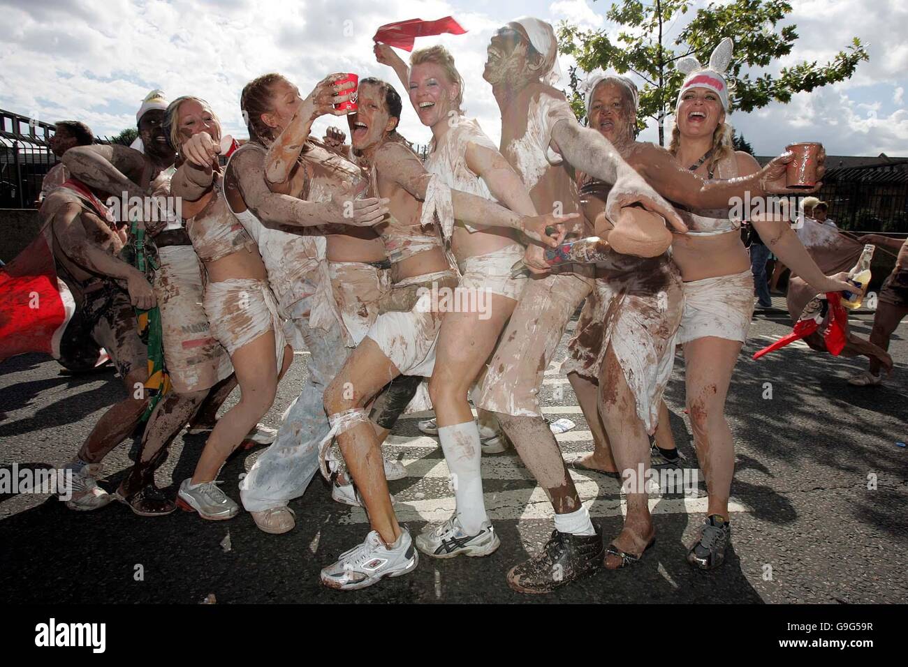 Nachtschwärmer genießen die Party-Atmosphäre während des ersten Tages der Notting Hill Carnival, wie Europas größte Straßenfest heute einen sonnigen Start erwischte. Stockfoto