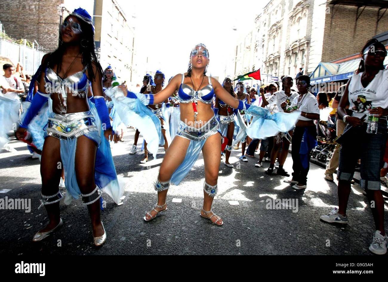 Nachtschwärmer genießen die Party-Atmosphäre während des ersten Tages der Notting Hill Carnival, wie Europas größte Straßenfest heute einen sonnigen Start erwischte. Stockfoto