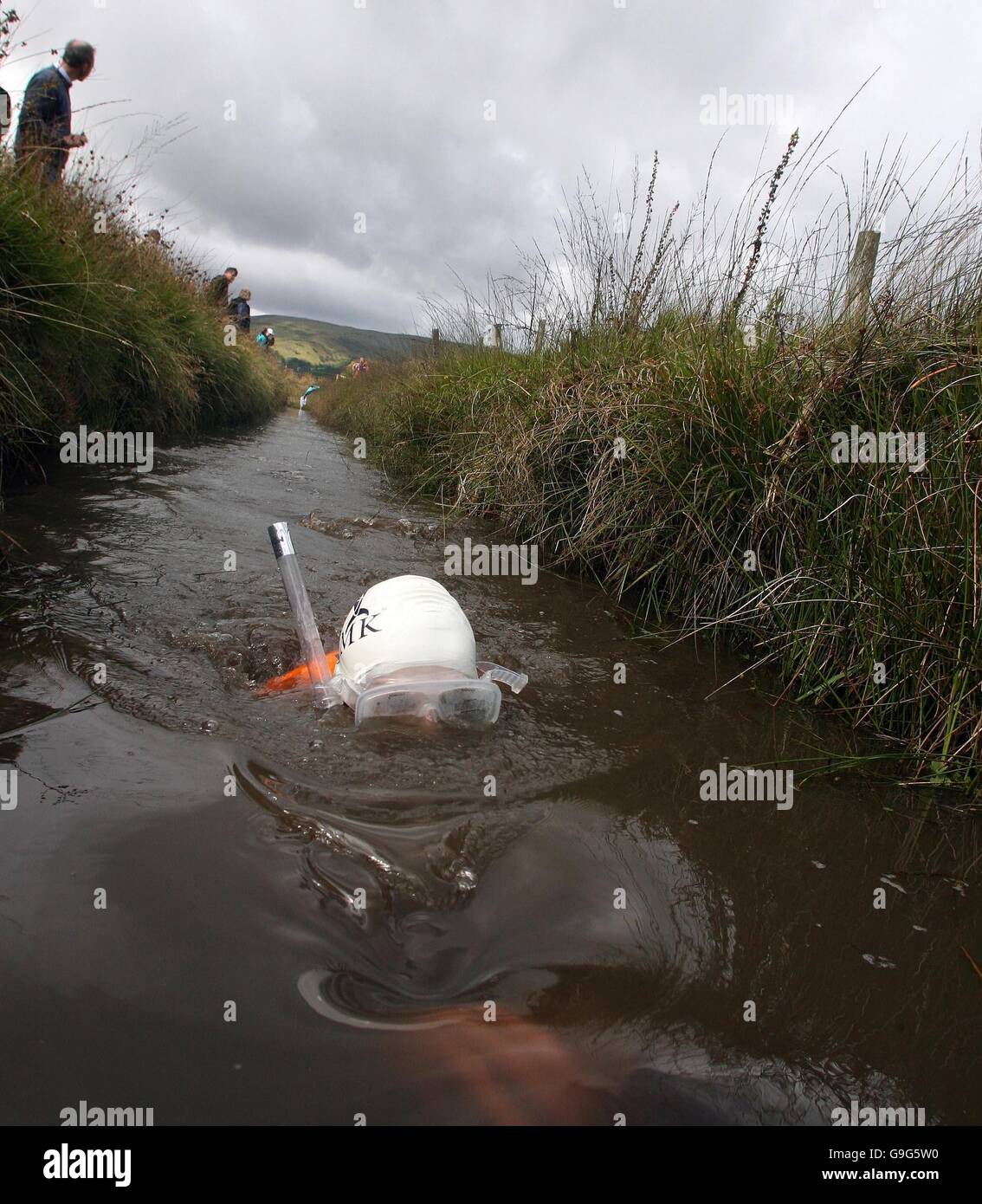 James Lambeth aus Devon, ein Konkurrent in der 21. Bog Schnorcheln Weltmeisterschaft Llanwrtyd Wells in Powys, Mitte Wales. Stockfoto