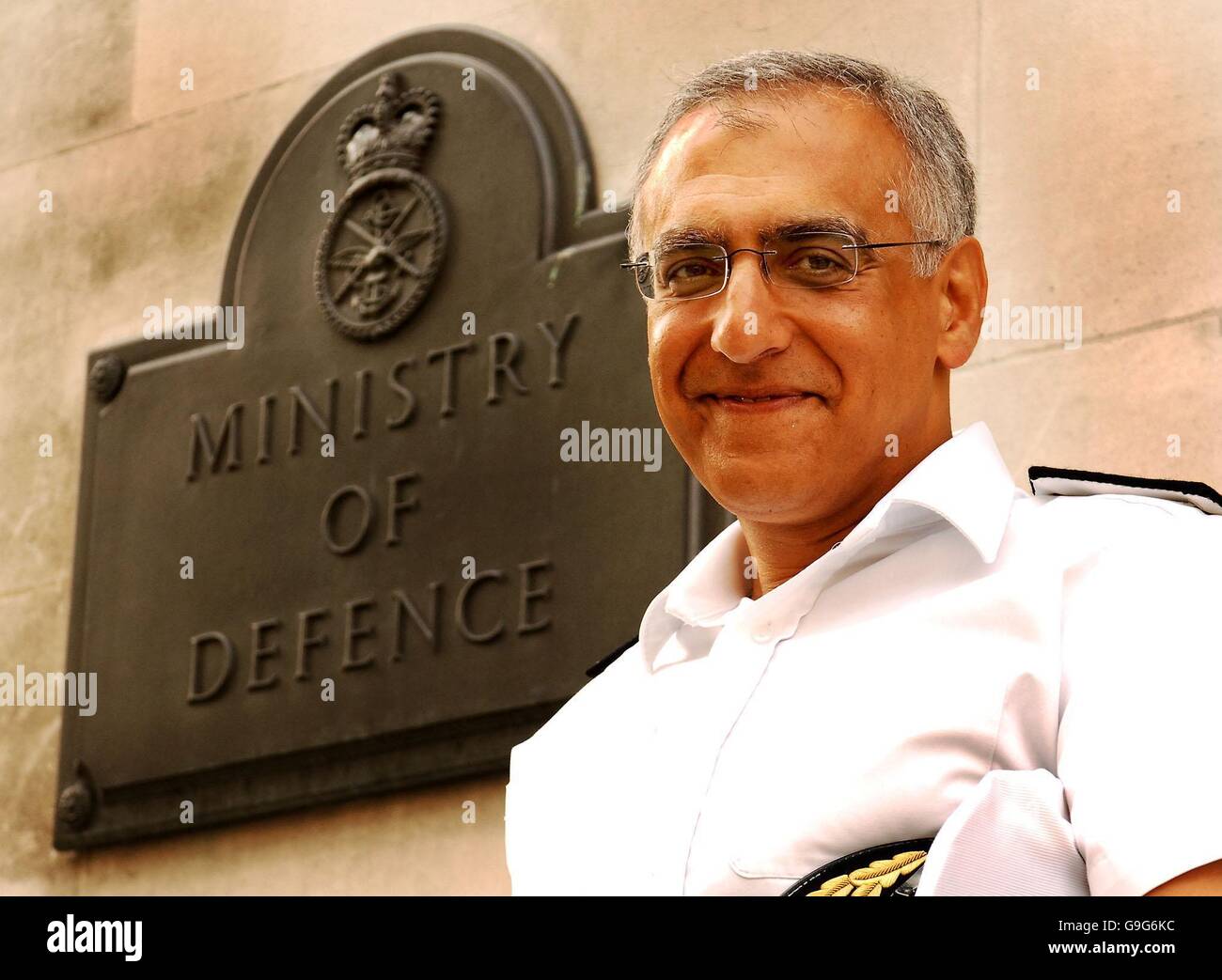 Amjad Hussain, Großbritanniens höchster muslimischer Marineoffizier, im Verteidigungsministerium im Zentrum von London, nachdem er zum hinteren Admiral befördert wurde. Stockfoto