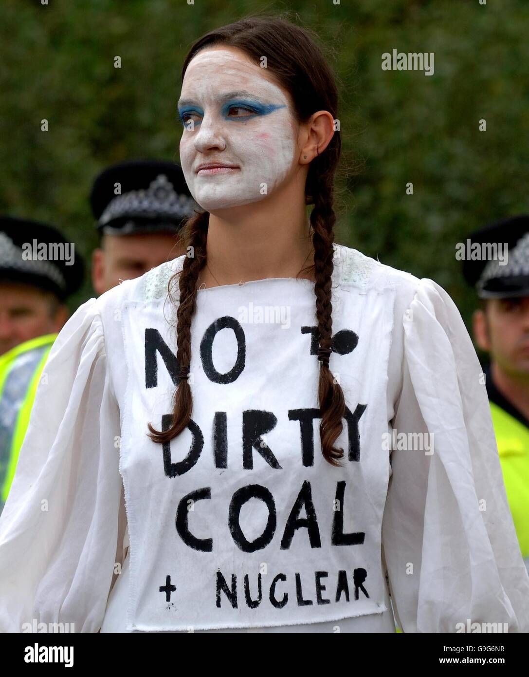 Ein Demonstrator vor dem Drax-Kraftwerk, dem größten Kohlekraftwerk Großbritanniens, in Selby, North Yorkshire. Stockfoto