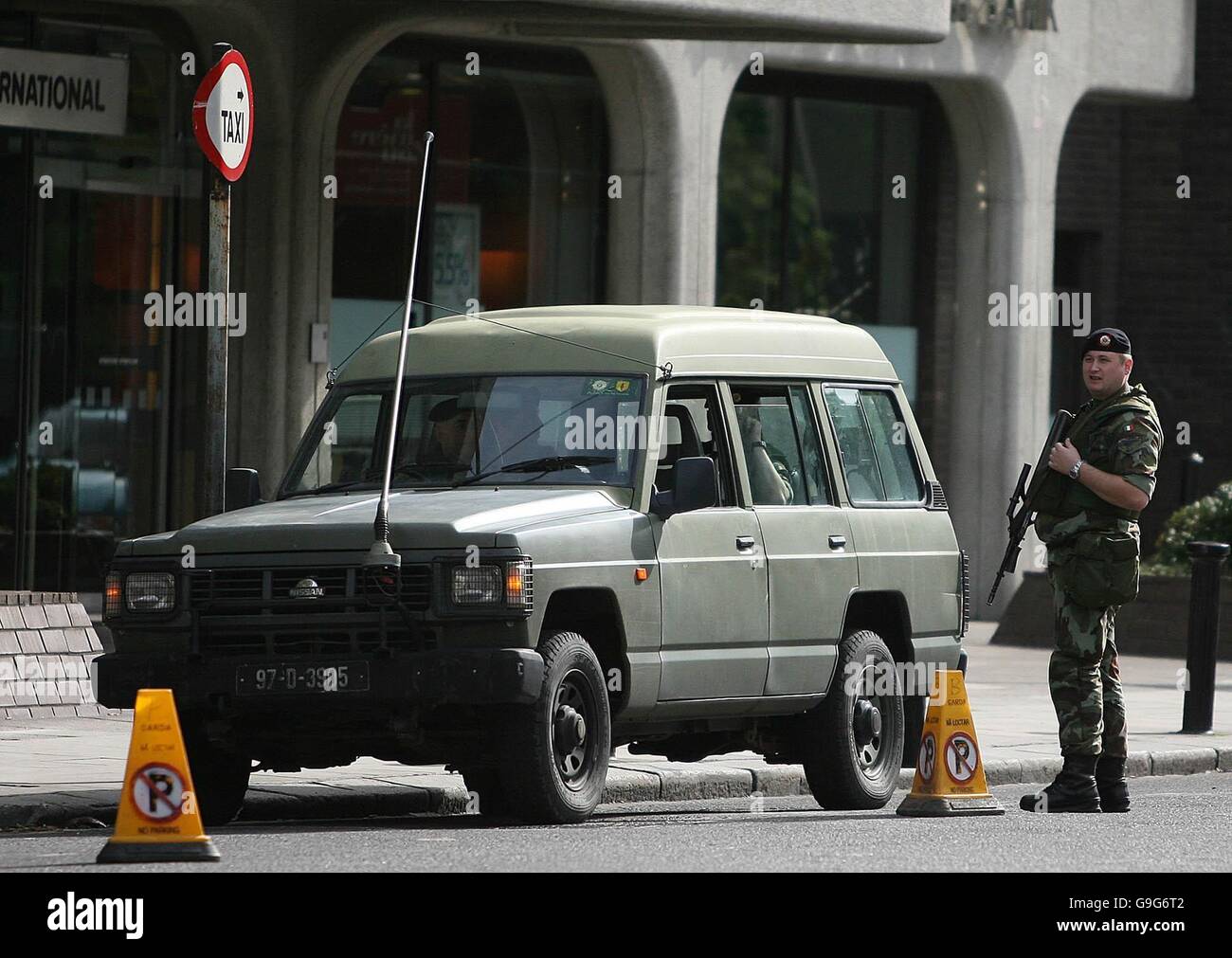 Soldaten patrouillieren auf den Straßen rund um das Herrenhaus im Stadtzentrum von Dublin, während eine Spezialeinheit eine Suche nach einem verdächtigen Gerät durchführt. Stockfoto