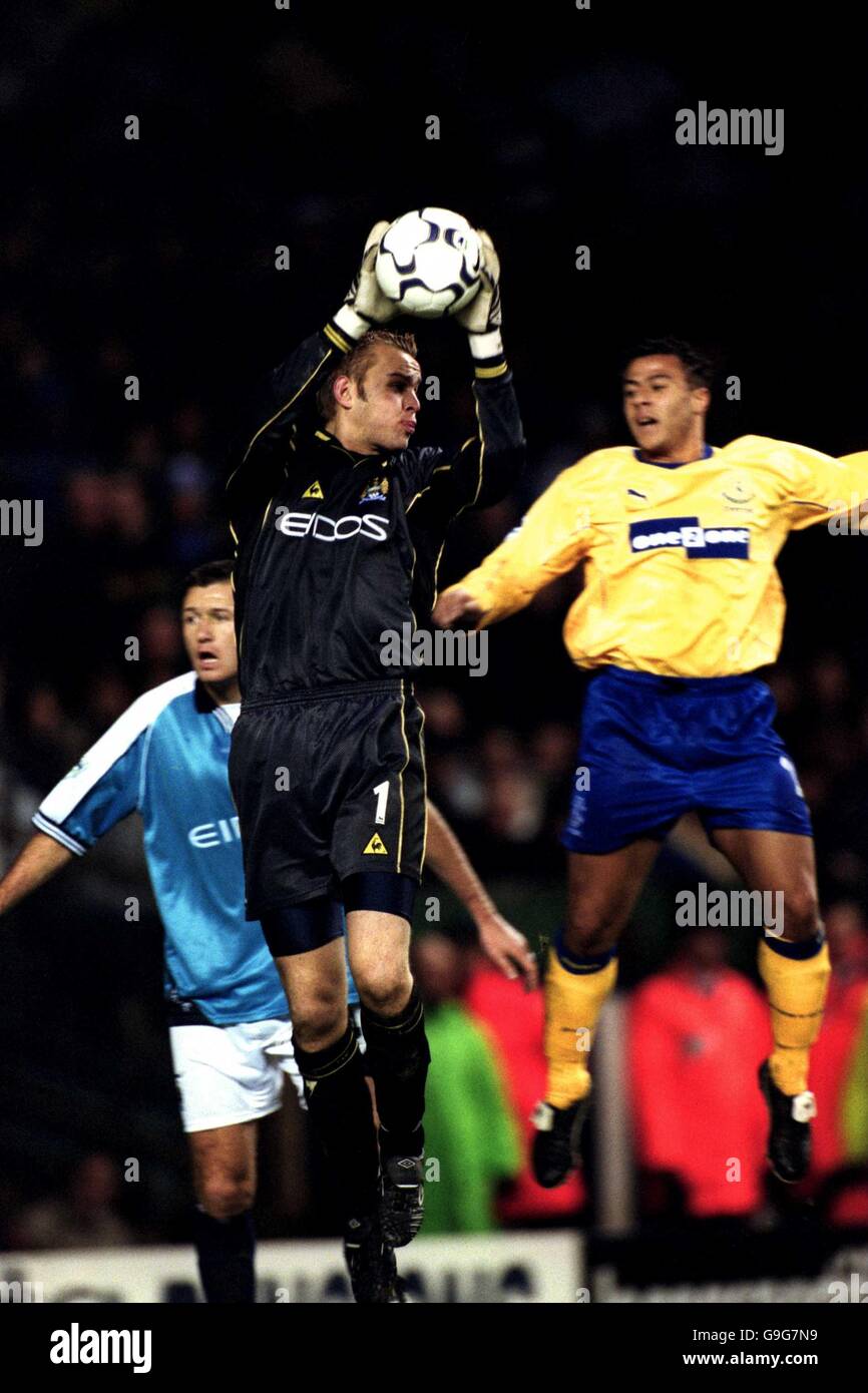 Manchester City Torhüter Nicky Weaver (l) behauptet ein Kreuz unter Druck von Evertons Danny Cadamarteri (r) Stockfoto