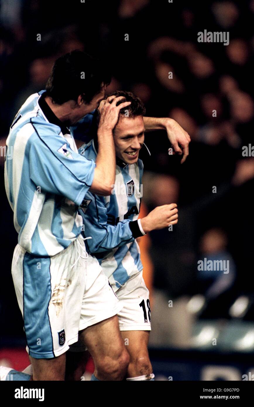 Soccer - FA Carling Premiership - Coventry City / Leicester City. Craig Bellamy (r) von Coventry City wird vom Teamkollegen Gary Breen zum Siegtreffer gratuliert (l) Stockfoto