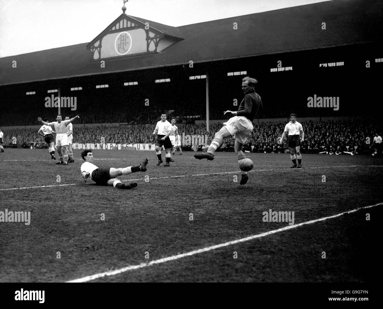 Manchester City Torwart Bert Trautmann (2. R) wird von einem Versuch von Tottenham Hotspur's Bobby Smith (l, am Boden) geschlagen Stockfoto