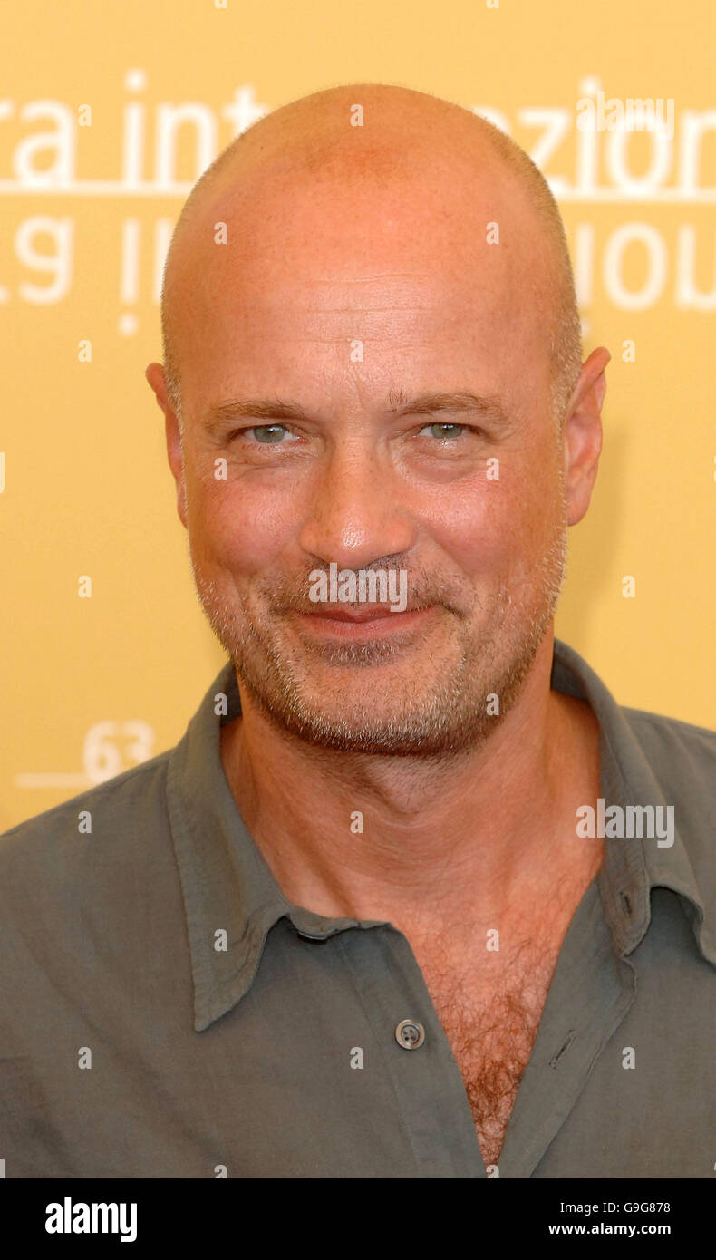 Christian Berkel ist bei einer Fotozelle für den neuen Film Zwartboek zu sehen. Er wurde im Palazzo del Casino in Venedig während des Filmfestivals von Venedig gesehen. Bilddatum: Freitag, 1. September 2006. Stockfoto