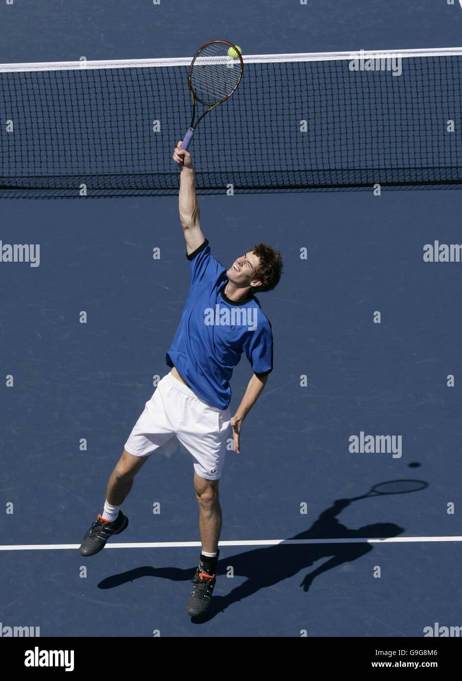 Der Großbritanniens Andy Murray übt sich vor dem morgigen vierten Runde gegen Nikolay Davydenko bei den US Open in Flushing Meadow, New York. Stockfoto