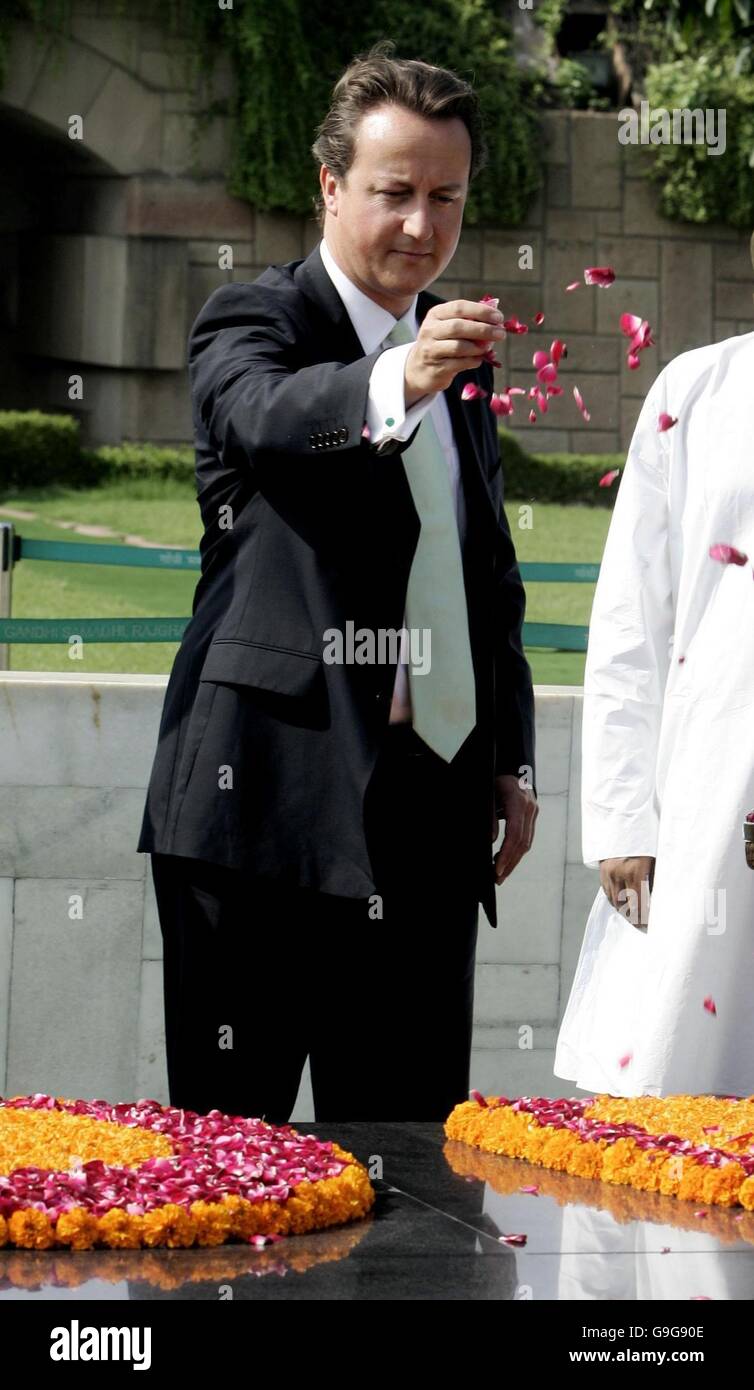 Der Vorsitzende der Konservativen Partei, David Cameron, streut Blütenblätter, nachdem er am letzten Tag des viertägigen Besuchs im Land ein Riff am Gandhi-Denkmal in Rajghat in Delhi, Indien, platziert hat. Stockfoto