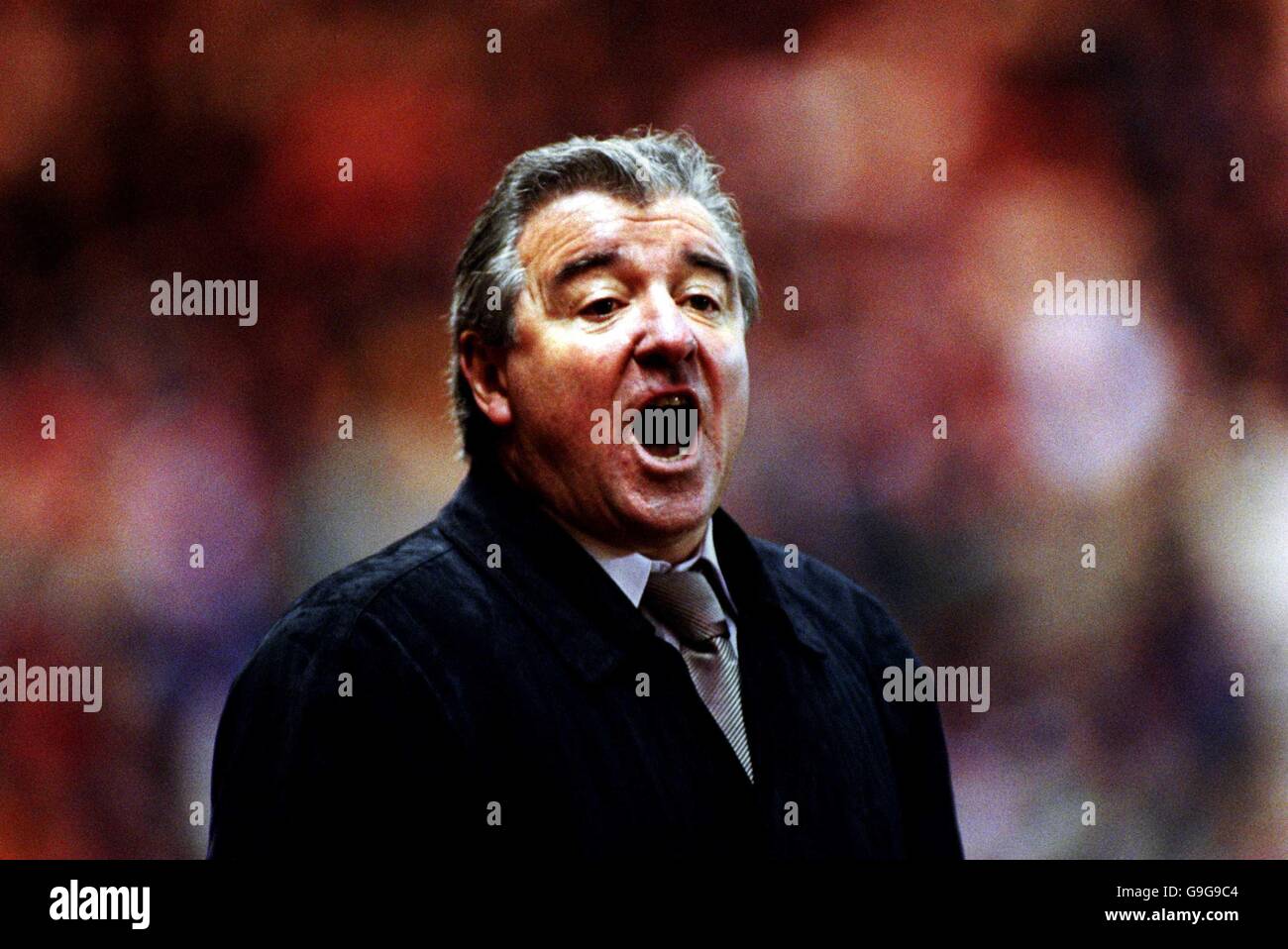 Terry Venables, der neue Cheftrainer von Middlesbrough, ruft sein Team an Stockfoto