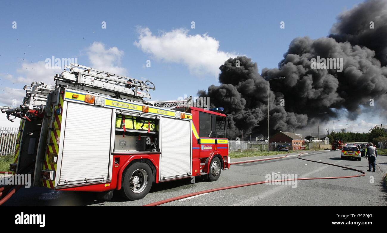 Reifen auf einem Schrottplatz neben der Stanlow Ölraffinerie in Ellesmere Port, Cheshire. Stockfoto