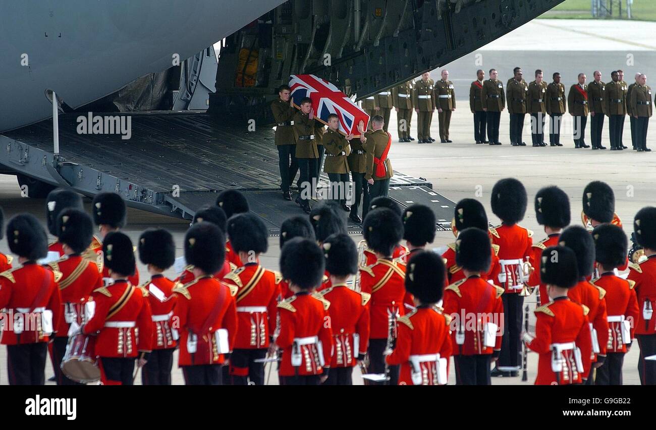 Der Sarg mit dem Leichnam des Lanze-Obergefreites Paul Muirhead des 1. Bataillons, erfolgt die Royal Irish Regiment von einem Transportflugzeug c-17 auf RAF Brize Norton, Oxfordshire. Stockfoto