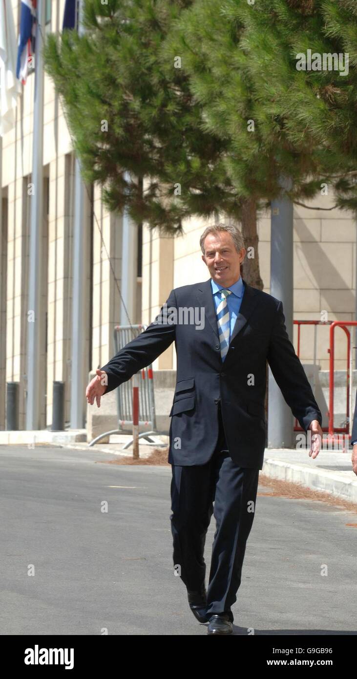 Der britische Premierminister Tony Blair geht am letzten Tag seines Besuchs im Nahen Osten durch das Zentrum Beiruts. Stockfoto
