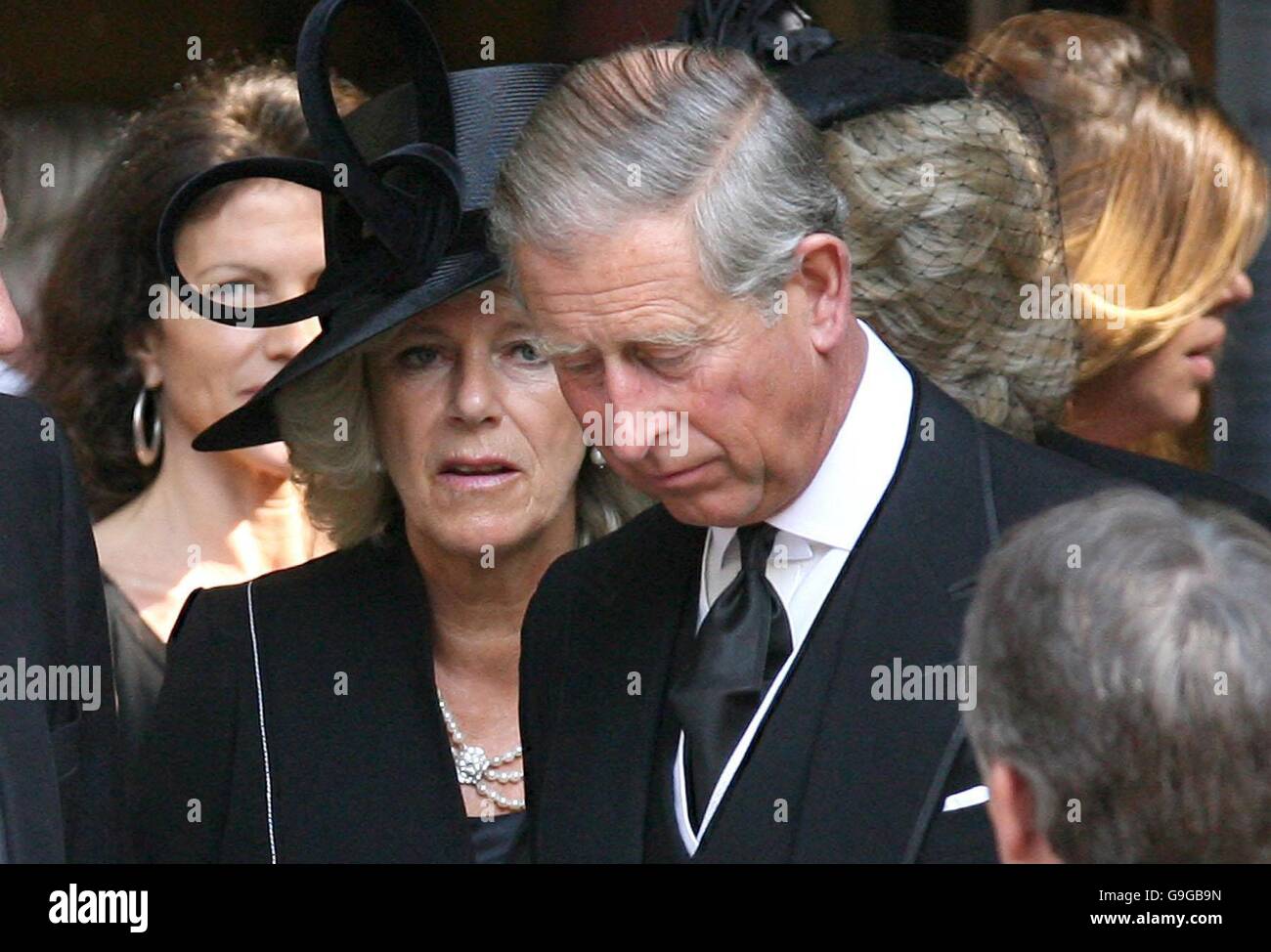 Die Herzogin von Cornwall geht mit ihrem Mann, dem Prince of Wales, nach einem privaten Gedenkgottesdienst für ihren verstorbenen Vater, Major Bruce Shand, in die St. Paul's Church, Knightsbridge im Zentrum von London. Stockfoto