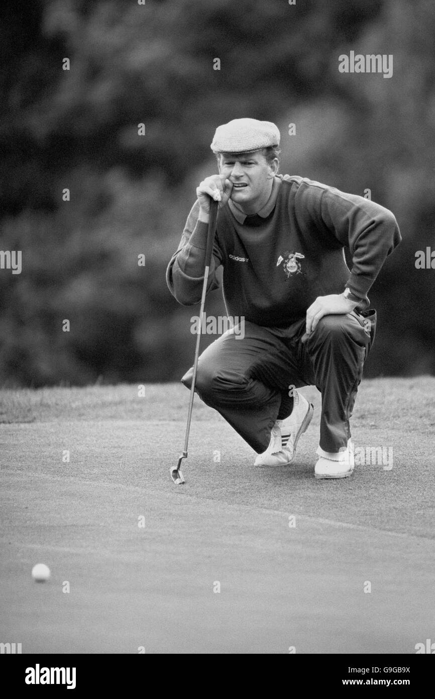 Golf - Suntory World Matchplay Championship - Wentworth. Sandy Lyle legt während seines Halbfinalmatches gegen Seve Ballesteros einen Putt auf das erste Grün an Stockfoto