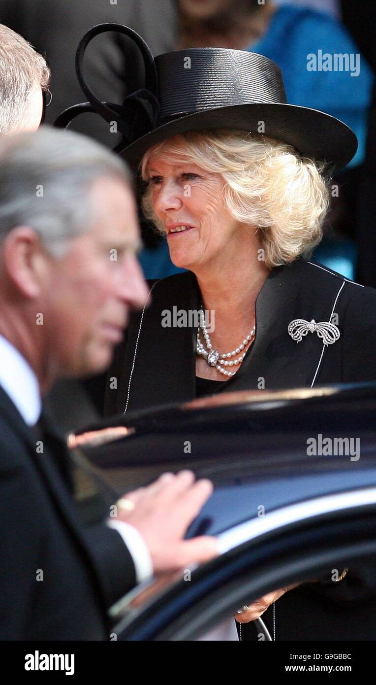 Die Herzogin von Cornwall geht mit ihrem Mann, dem Prince of Wales, nach einem privaten Gedenkgottesdienst für ihren verstorbenen Vater, Major Bruce Shand, in die St. Paul's Church, Knightsbridge im Zentrum von London. Stockfoto