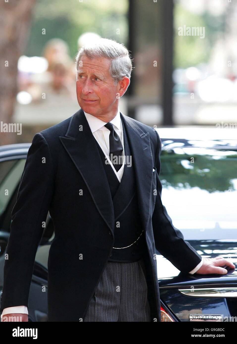 Der britische Prinz von Wales verlässt die St. Paul's Church in Knightsbridge, London, nach einer Gedenkfeier für Major Bruce Shand, den Vater von Camilla, Herzogin von Cornwall. Stockfoto