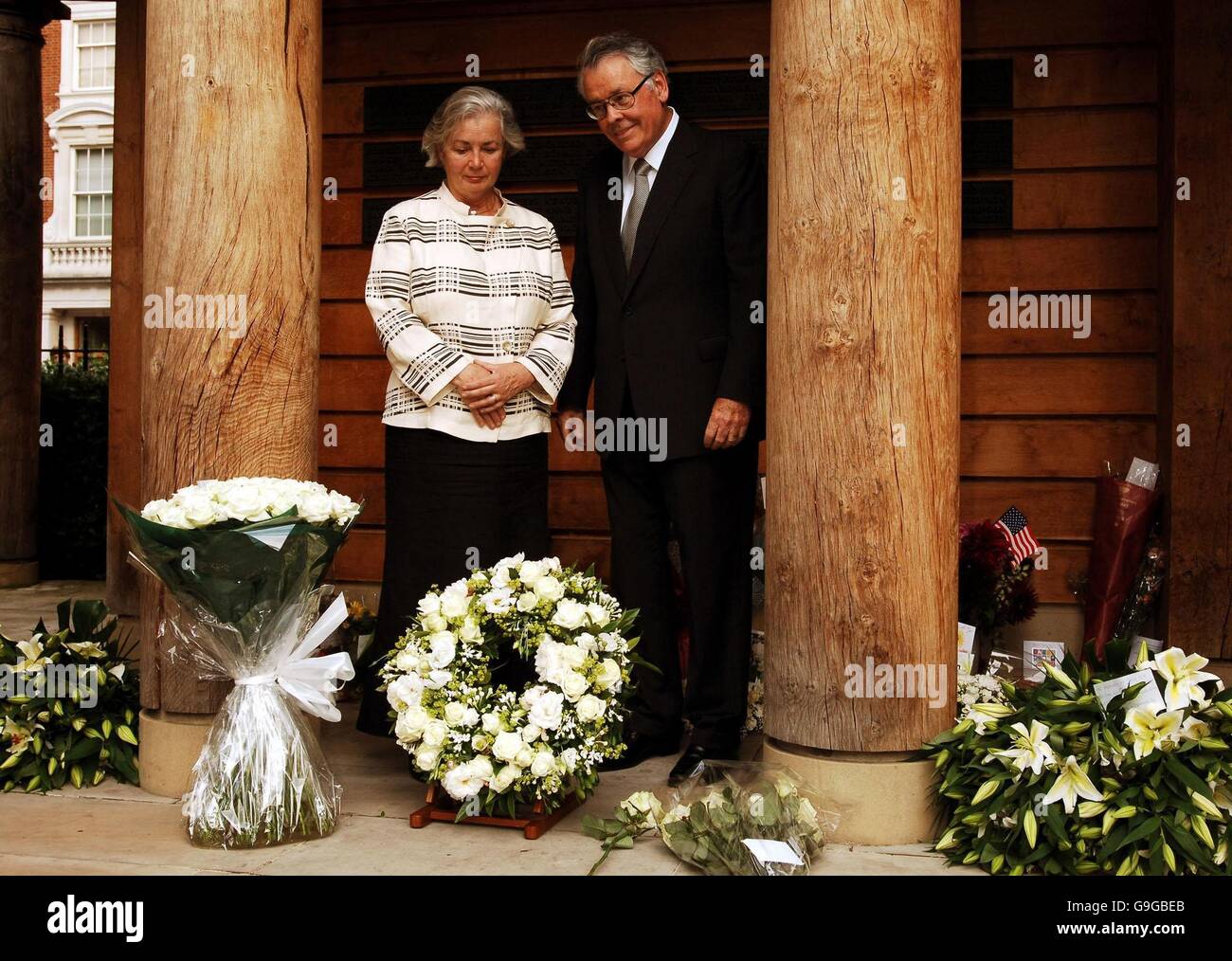 US-Botschafter in Großbritannien Robert Tuttle mit Alex Clarke, Vorsitzender des 11. Septembers Vereinigtes Königreich Family Support Group (S11UKFSG) studieren floral Tribute legte am Memorial Garden in Grosvenor Square, central London, der britischen Opfer des 11. September Terroranschläge auf das World Trade Centre in New York, fünf Jahre vor heute. Stockfoto