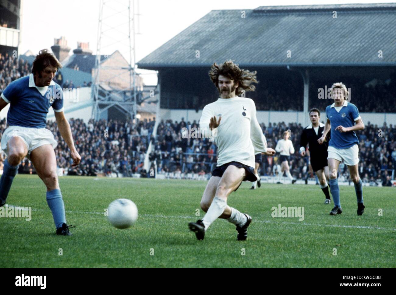 Tottenham Hotspur's Alfie Conn (c) schießt vor Manchester auf das Tor Alan Oakes (l) von City kann ihn herausfordern Stockfoto