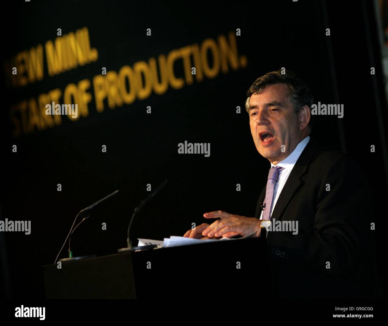 Der britische Bundeskanzler Gordon Brown spricht bei einem Besuch im BMW-Werk in Cowley, Oxford, wo er den Produktionsstart für den neuen Mini sah. Stockfoto