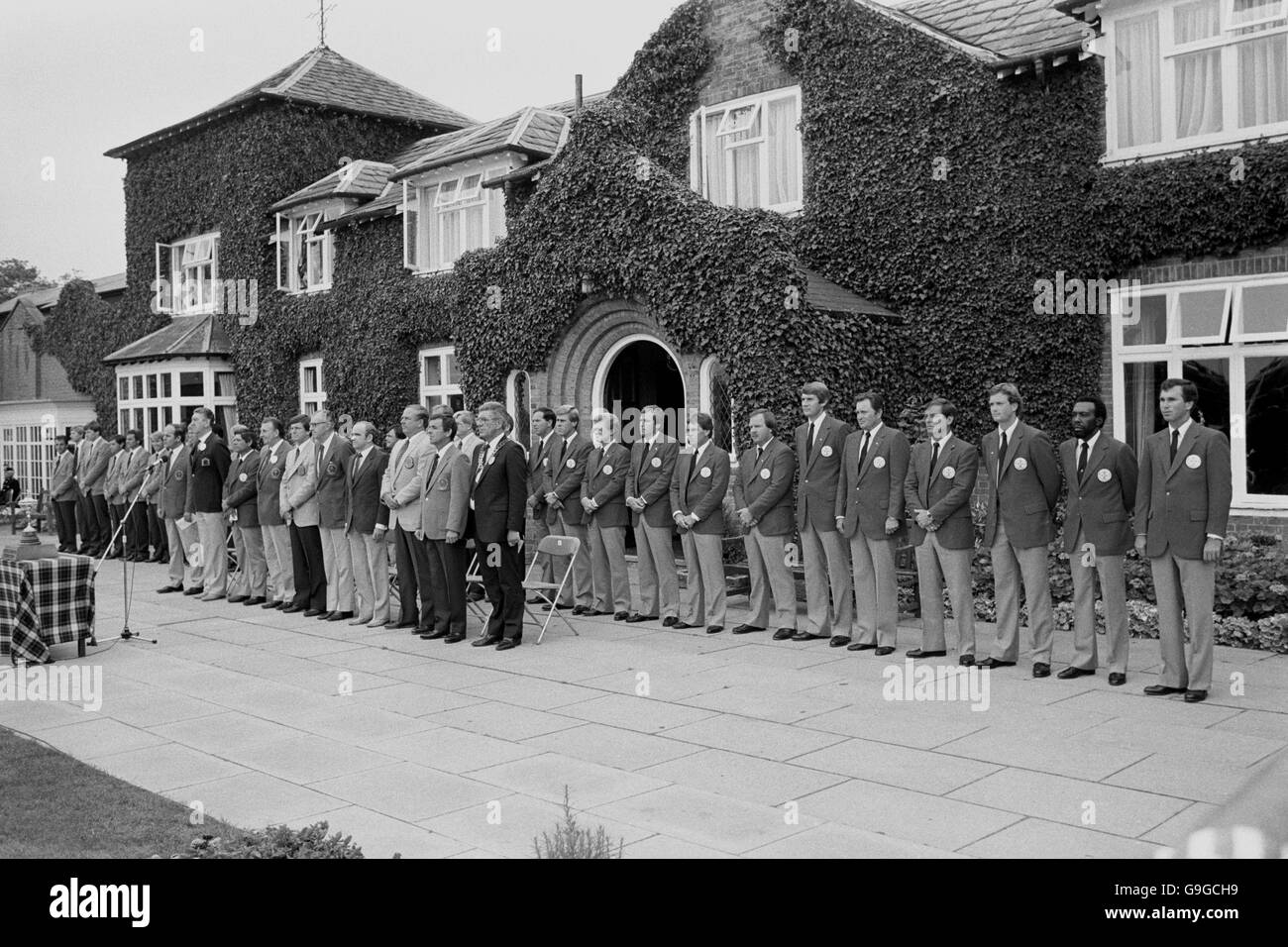 Golf - 26. Ryder Cup - Europa gegen USA - der Belfry. Die beiden Teams stehen zur Eröffnungsfeier an, Europa links und die USA rechts Stockfoto