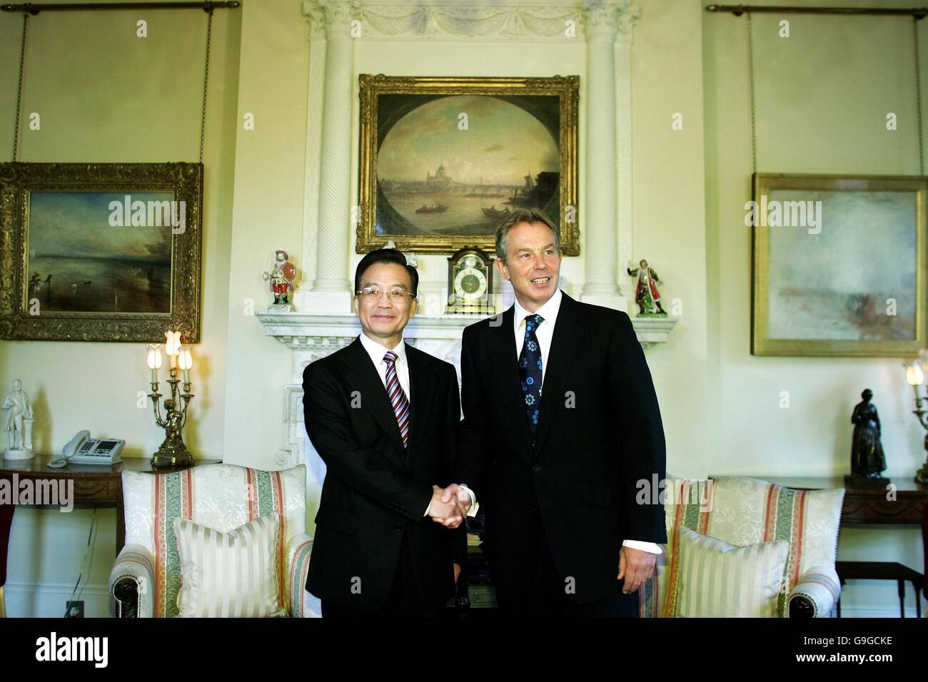 Der britische Premierminister Tony Blair mit seinem chinesischen Amtskollegen Wen Jiabao in der Downing Street Nr. 10 im Zentrum von London. Stockfoto
